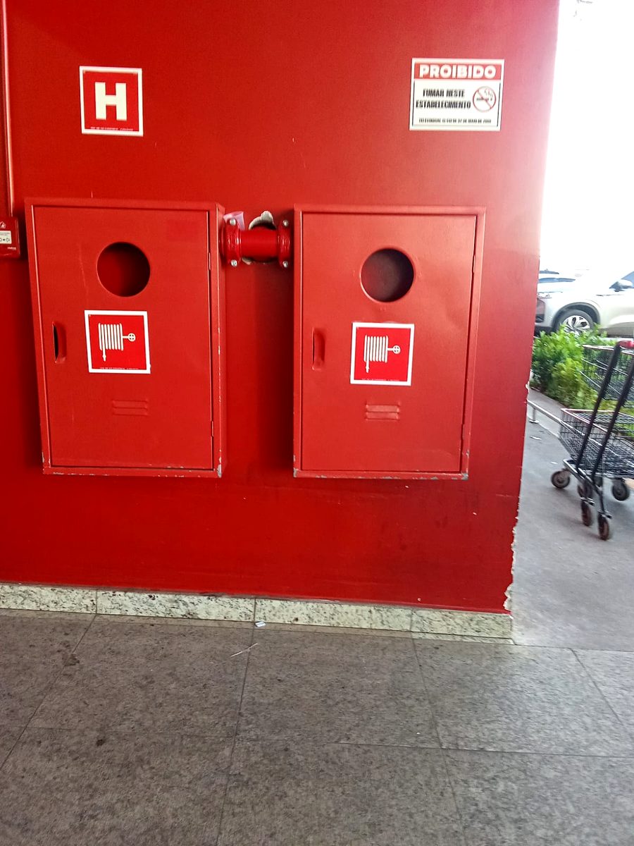 Hidrantes instalados em supermercado